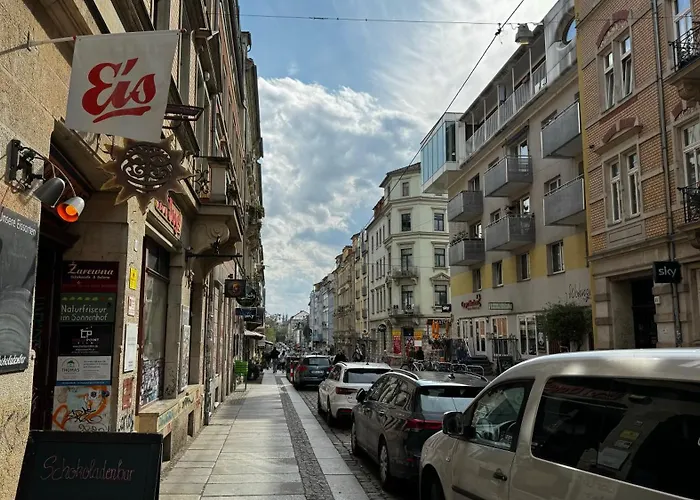 Noy\'Z In Der Belebten Neustadt